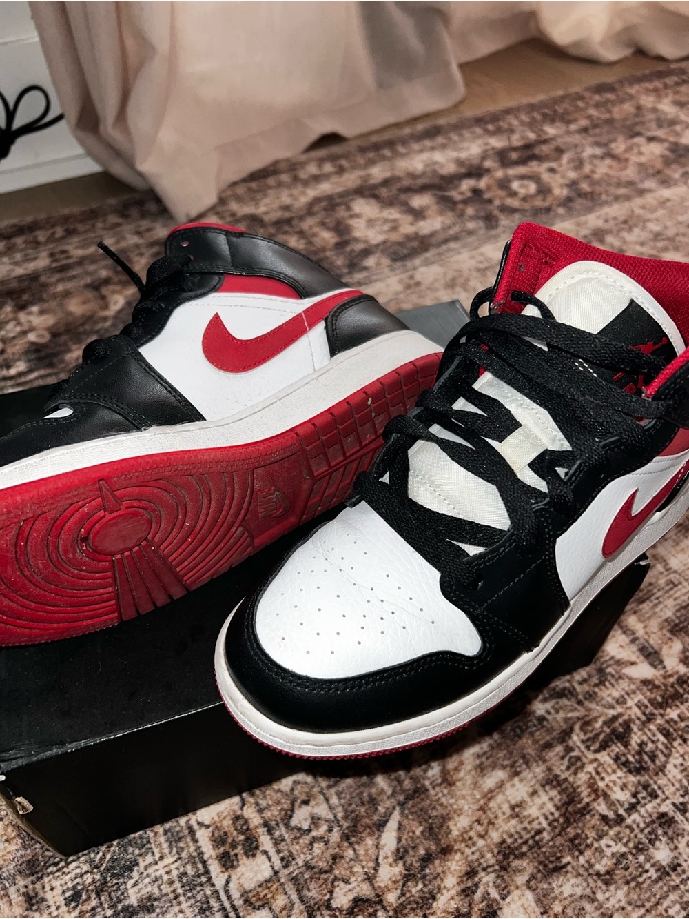 Nike Air Jordan 1 Mid GS Black White Red - Picture 3 of 5